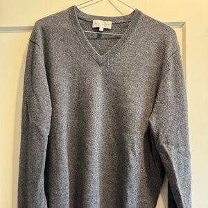 Neiman Marcus label Cloud Cashmere Gray v-Neck Sweater